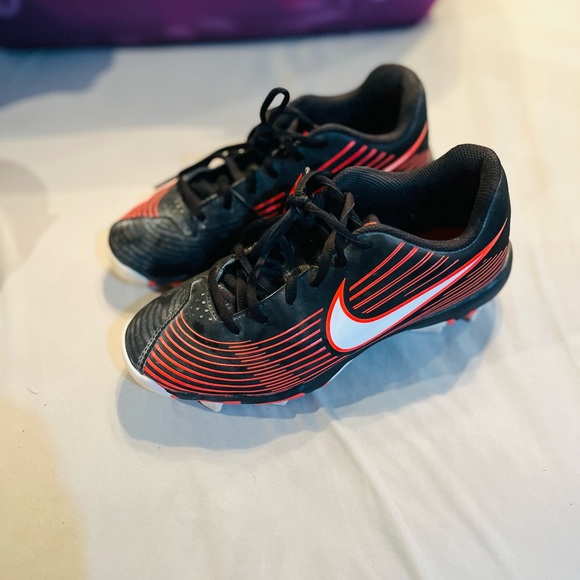 Nike 4Y black and red Nike cleats - Picture 3 of 3